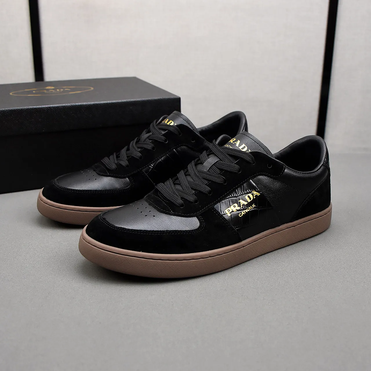 PP420❣️❣️❣️Prada set off the audience! Prada, an international brand that is constantly innovating, this men's casual shoe, the original version, made of cowhide leather at a ratio of one to one at the store, with leather feet and rubber non-slip outsole, breathable and comfortable, quality speaks for itself👄38-44